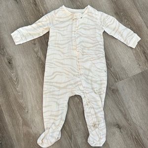 BabyGap Footie Zip Pajamas in Beige Zebra Print Sz 6-9 Months